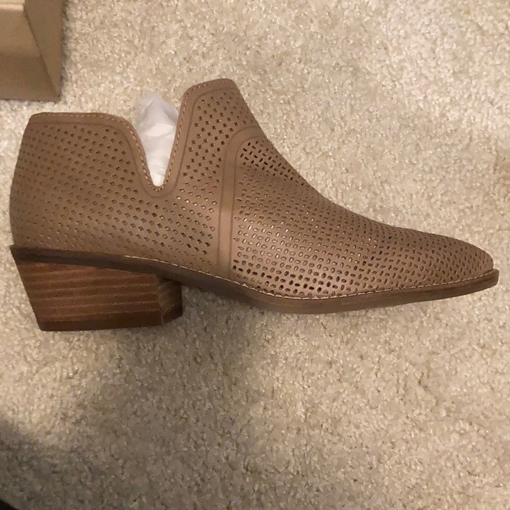 Brand new never worn 8.5m LK-Feyan color: dove Amsterdam lucky brand shoes
